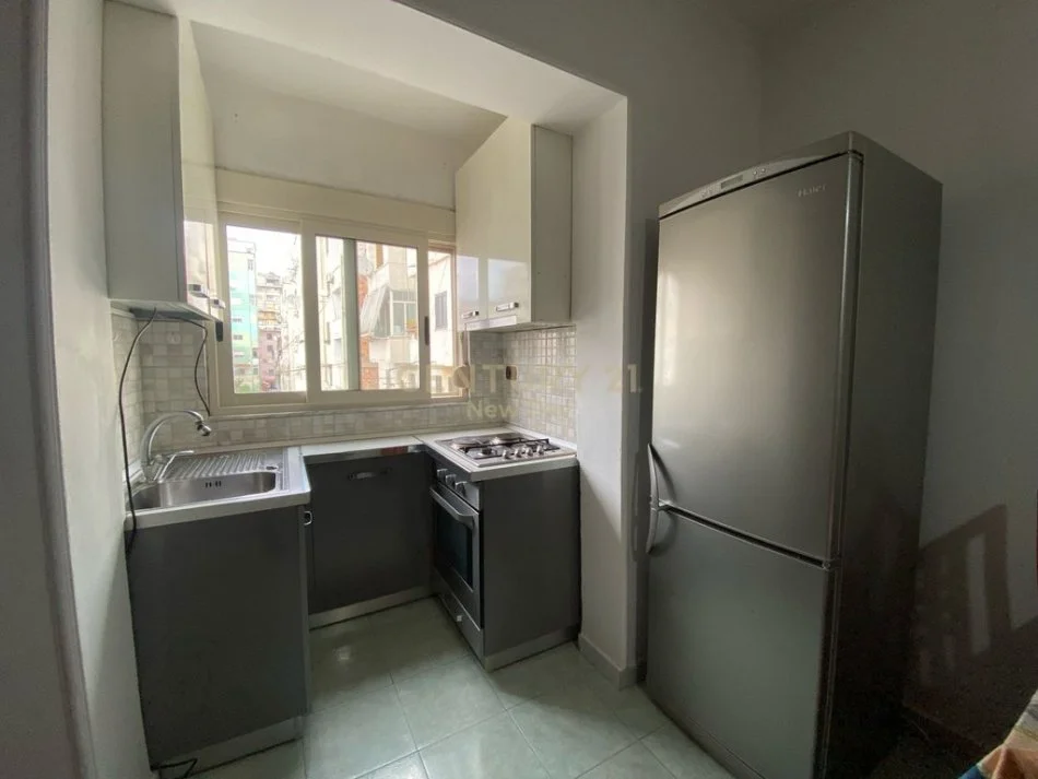 Durres, jepet me qera apartament 1+1 , 350 € (prane muzeumit)