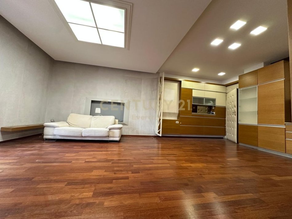 Tirane, jepet me qera apartament 2+1 Kati 4, 95 m² 650 € (MBIKALIMI I KOMUNES)