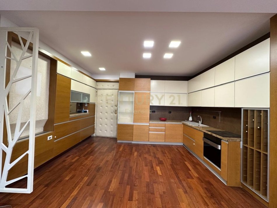 Tirane, jepet me qera apartament 2+1 Kati 4, 95 m² 650 € (MBIKALIMI I KOMUNES)