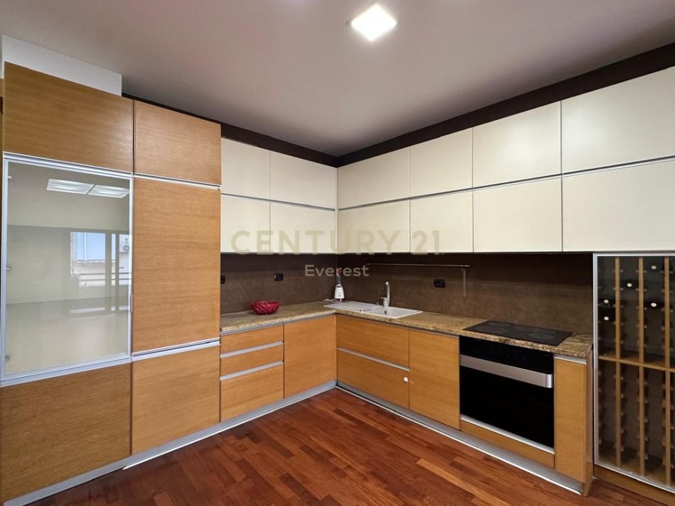 Tirane, jepet me qera apartament 2+1 Kati 4, 95 m² 650 € (MBIKALIMI I KOMUNES)