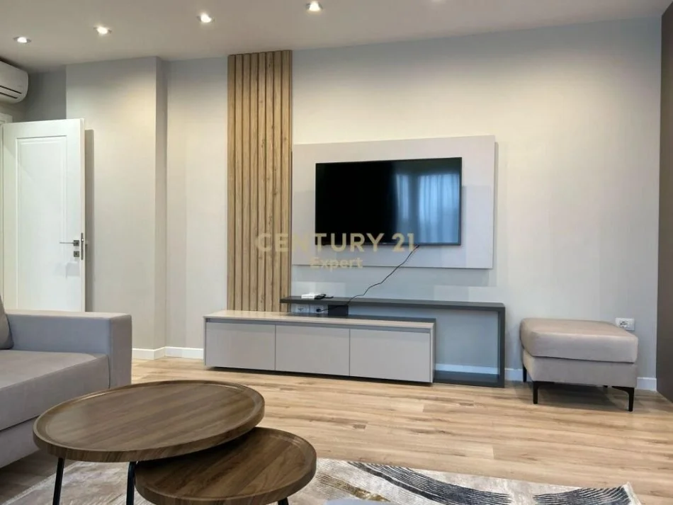 Tirane, jepet me qera apartament 1+1 Kati 4, 77 m² 600 € (expert112023)