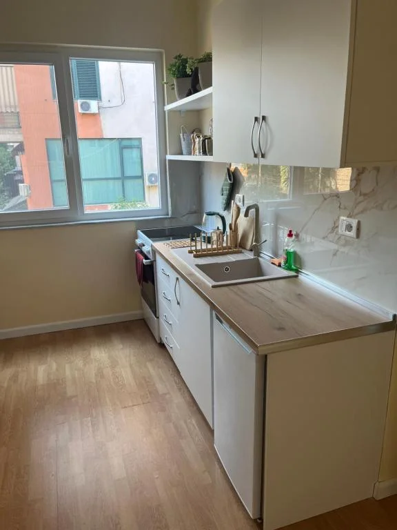 Tirane, jepet me qera apartament 2+1 Kati 3, 750 m² 750 € (rruga Muhamed Gjollesha)