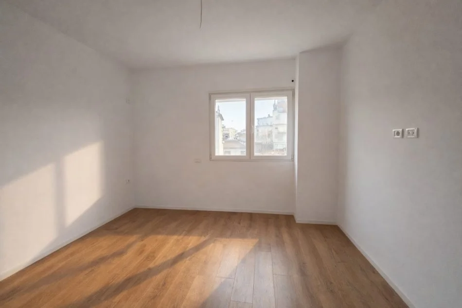 Tirane, jepet me qera ambjent biznesi Kati 3, 135 m² 1.200 € (Pazari i Ri)