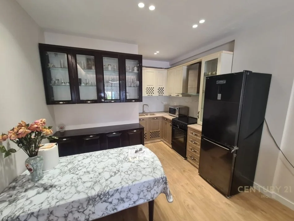 Tirane, jepet me qera apartament 2+1 Kati 3, 94 m² 1.200 € (Komuna e Parisit)