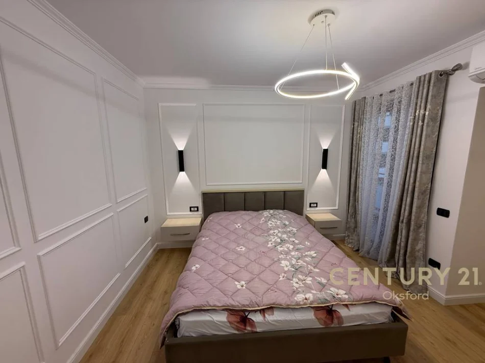 Tirane, jepet me qera apartament 1+1 Kati 8, 61 m² 900 € (Qender)