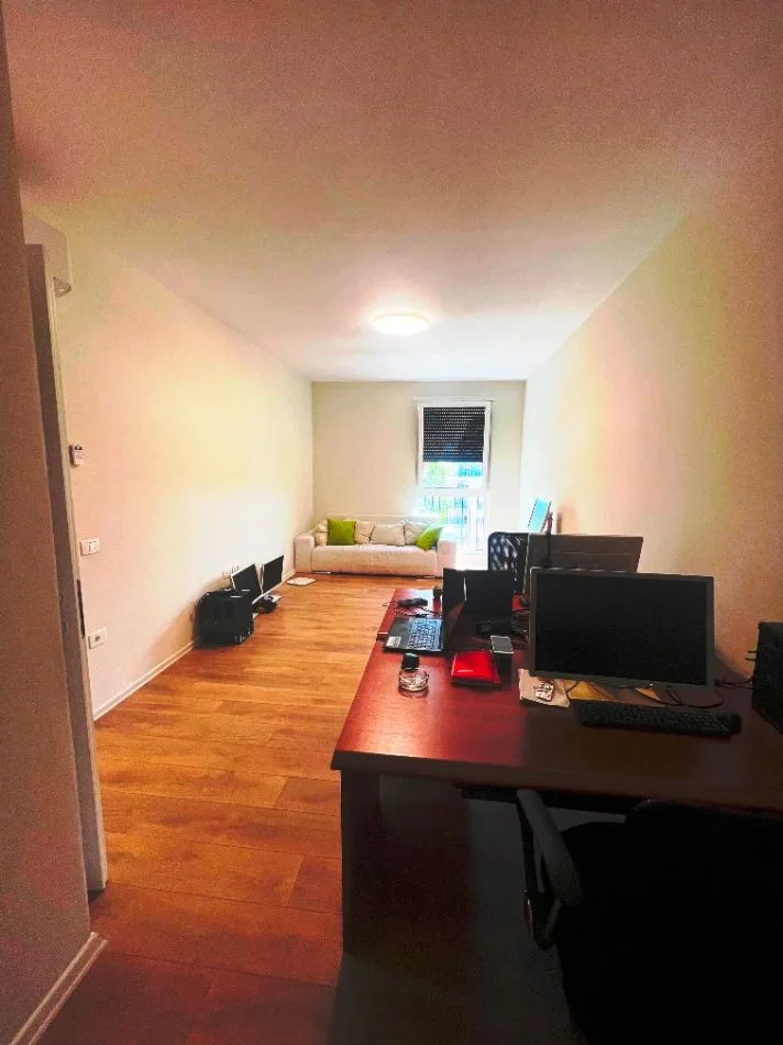 Tirane, jepet me qera zyre Kati 2, 80 m² 110 € (KOMUNA EPARISIT OLIMPIKU)