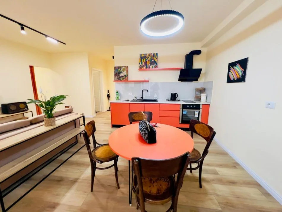 Tirane, jepet me qera apartament 2+1+Ballkon Kati 2, 100 m² 800 € (Prane Pazarit te RI)