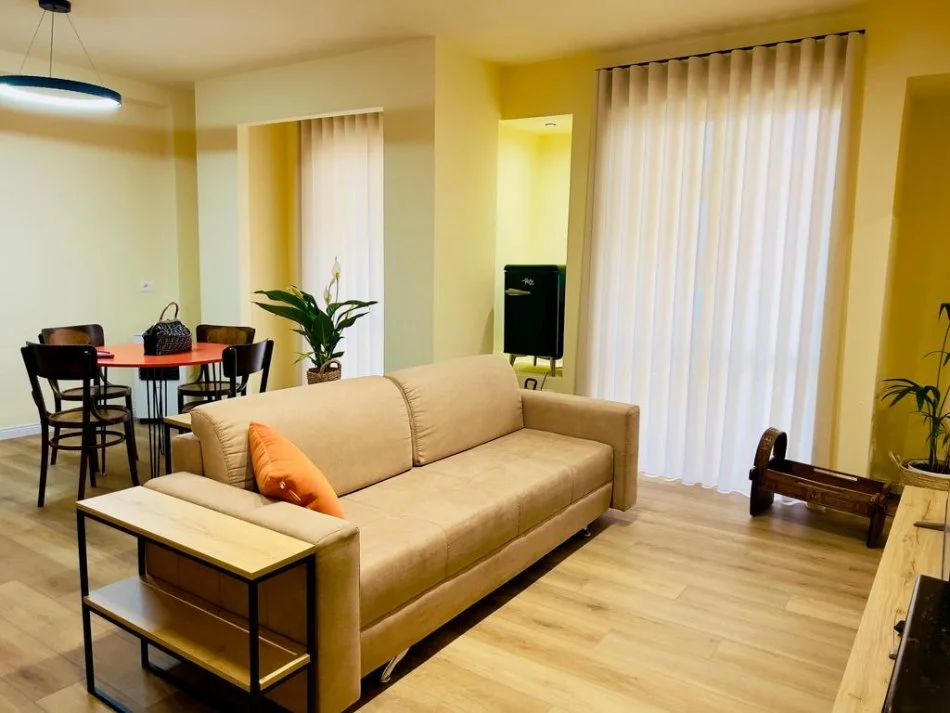 Tirane, jepet me qera apartament 2+1+Ballkon Kati 2, 100 m² 800 € (Prane Pazarit te RI)