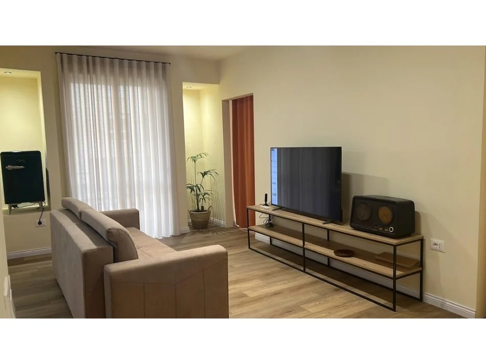 Tirane, jepet me qera apartament 2+1+Ballkon Kati 2, 100 m² 800 € (Prane Pazarit te RI)
