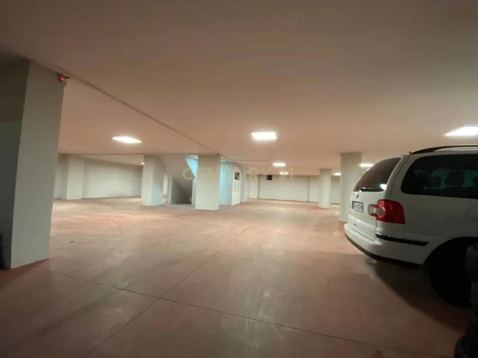 Tirane, shitet Garazh + Dyqan Kati 0, 380 m² 270.000 € (Astir)