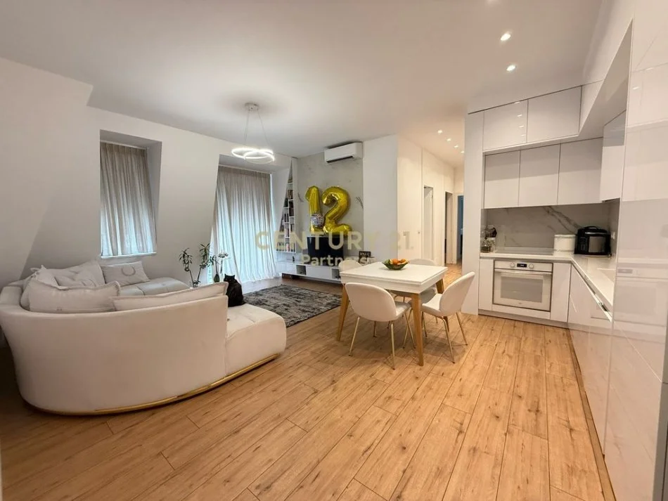 Tirane, jepet me qera apartament 3+1+Ballkon Kati 2, 113 m² 1.600 € (JOY RESIDENCE)