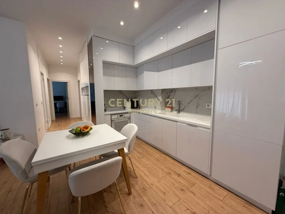 Tirane, jepet me qera apartament 3+1+Ballkon Kati 2, 113 m² 1.600 € (JOY RESIDENCE)
