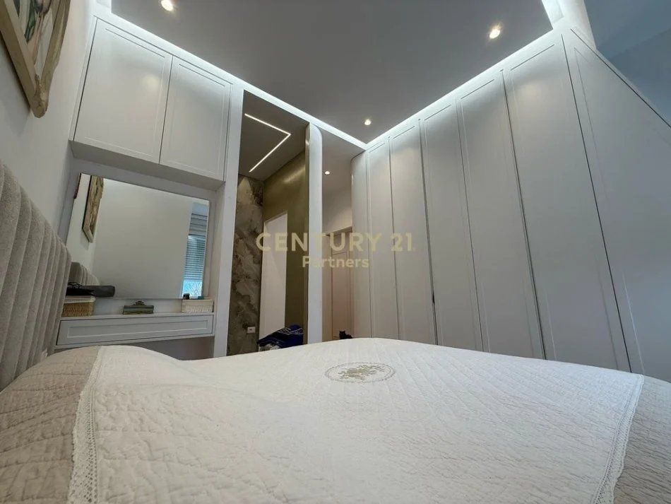 Tirane, jepet me qera apartament 3+1+Ballkon Kati 2, 113 m² 1.600 € (JOY RESIDENCE)