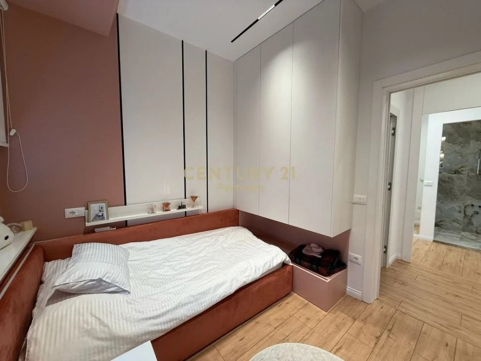 Tirane, jepet me qera apartament 3+1+Ballkon Kati 2, 113 m² 1.600 € (JOY RESIDENCE)