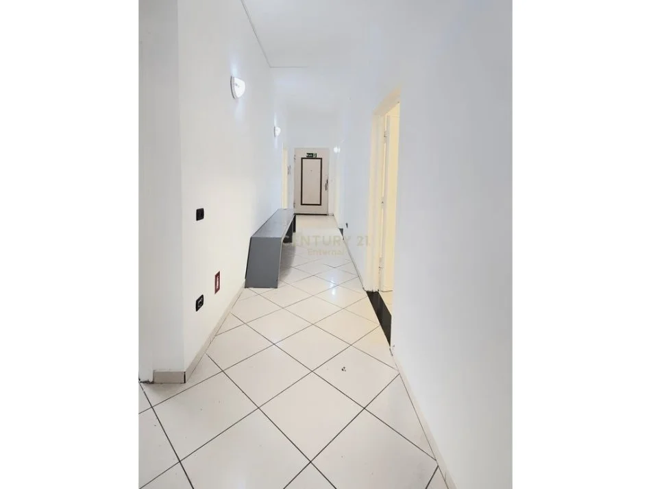 Tirane, jap me qera zyre , 209 m² 2.350 € (Ish Blloku)