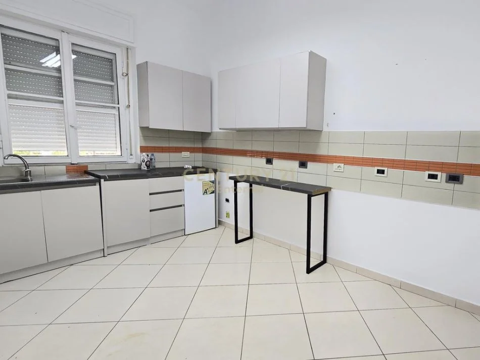 Tirane, jap me qera zyre , 209 m² 2.350 € (Ish Blloku)
