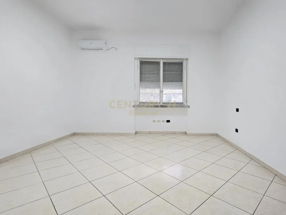 Tirane, jap me qera zyre , 209 m² 2.350 € (Ish Blloku)