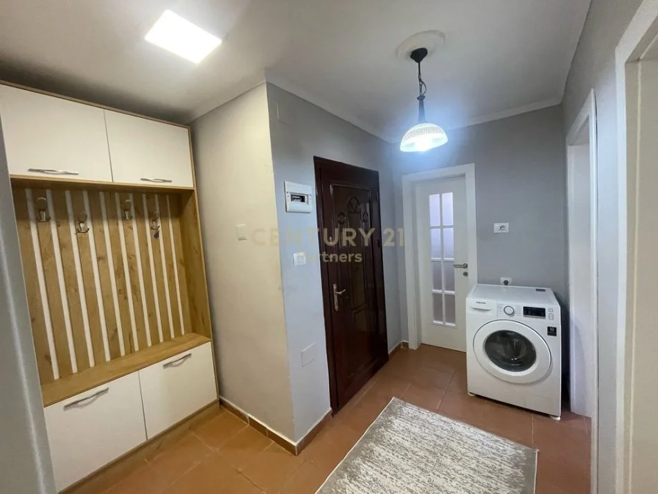Tirane, jepet me qera apartament 2+1+Ballkon Kati 5, 56 m² 550 € (Prane Siri Kodres)
