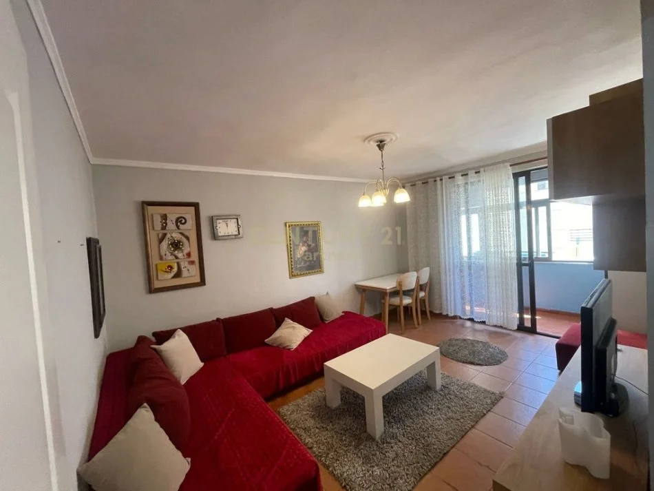 Tirane, jepet me qera apartament 2+1+Ballkon Kati 5, 56 m² 550 € (Prane Siri Kodres)