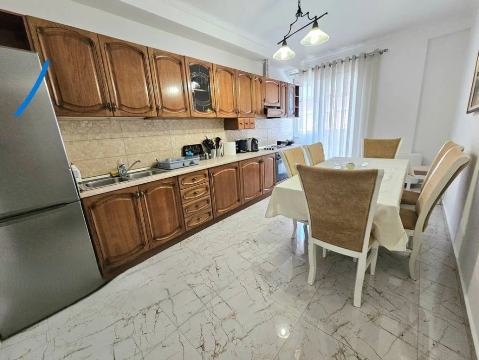 Tirane, jepet me qera apartament 3+1+Ballkon Kati 5, 160 m² 850 € 