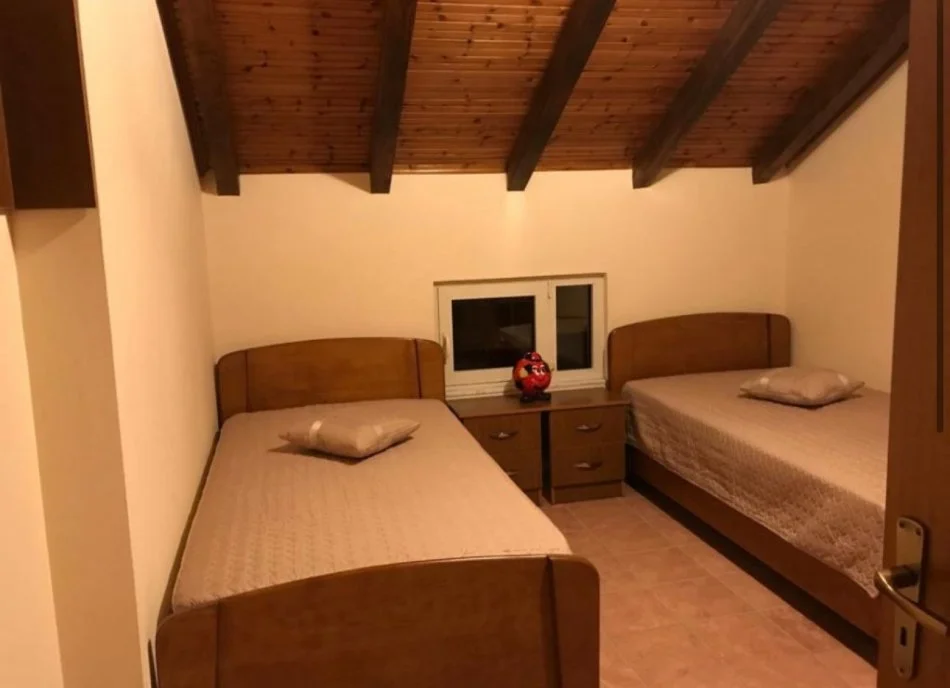 Tirane, jepet me qera Vile 3+1+Ballkon Kati 3, 550 € 