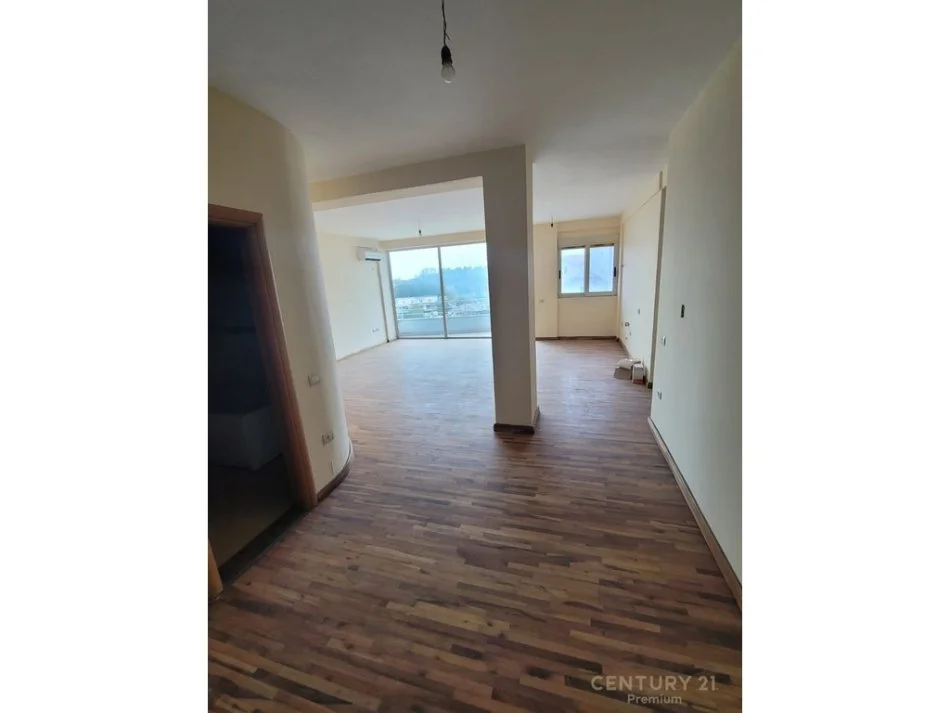 Tirane, shes godinë 5-katëshe , 655 m² 700.000 € (Sauk)