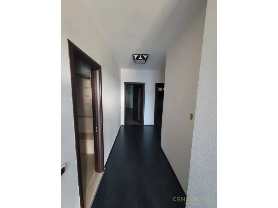 Tirane, shes godinë 5-katëshe , 655 m² 700.000 € (Sauk)