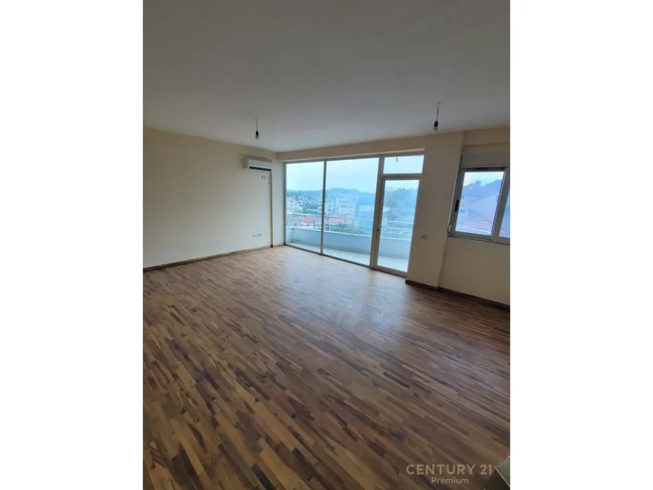 Tirane, shes godinë 5-katëshe , 655 m² 700.000 € (Sauk)