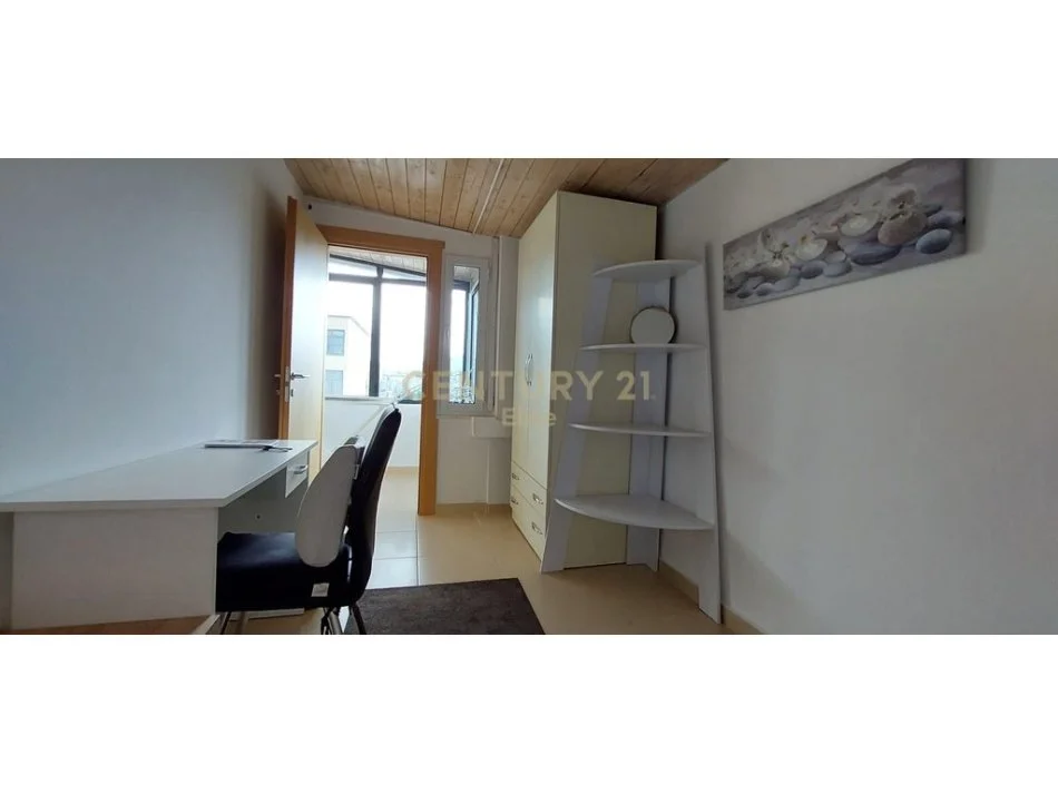 Tirane, jepet me qera apartament 3+1 Kati 3, 118 m² 650 € (Square 21)