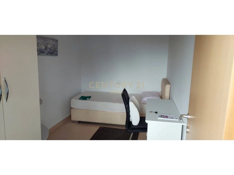 Tirane, jepet me qera apartament 3+1 Kati 3, 118 m² 650 € (Square 21)