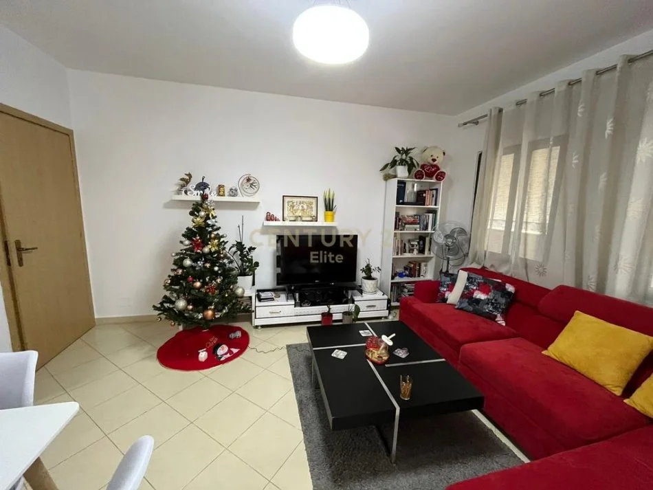 Tirane, jepet me qera apartament 3+1 Kati 3, 118 m² 650 € (Square 21)