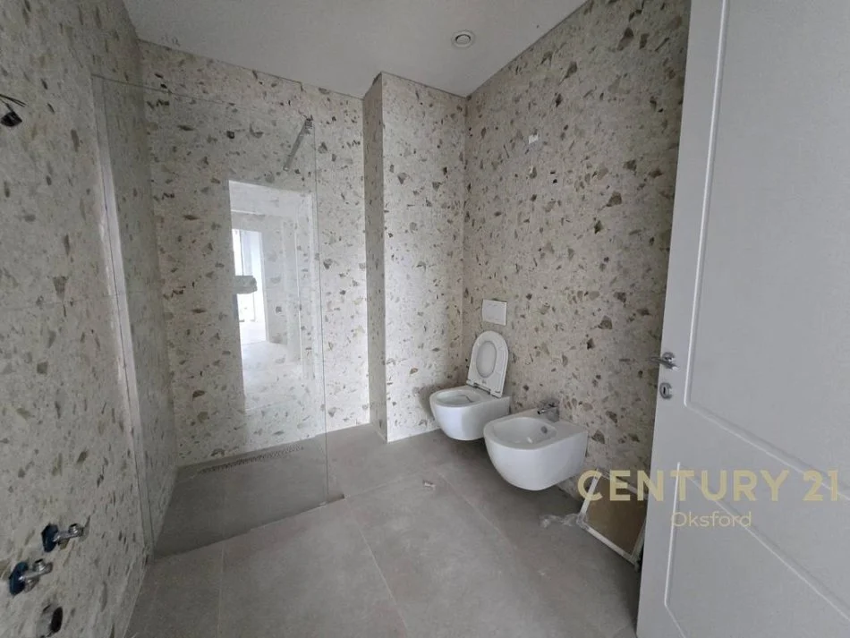 Tirane, jap me qera zyre , 215 m² 2.500 € (Lake View Residences, Liqeni i Tiranës)