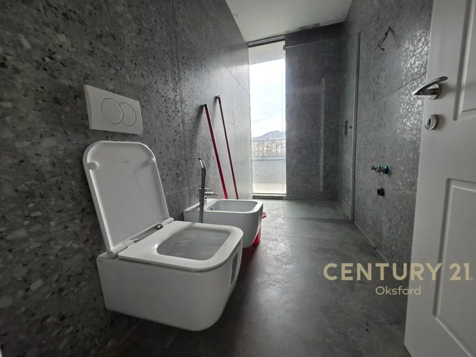 Tirane, jap me qera zyre , 215 m² 2.500 € (Lake View Residences, Liqeni i Tiranës)