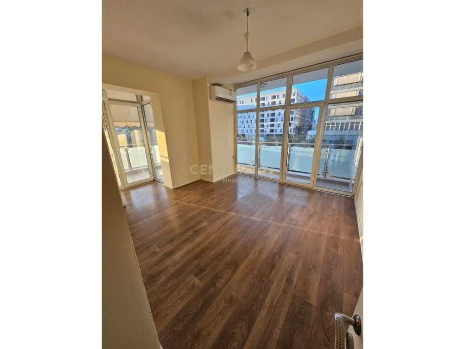 Tirane, jepet me qera apartament 3+1+Ballkon Kati 1, 166 m² 1.300 € (Neom112199)