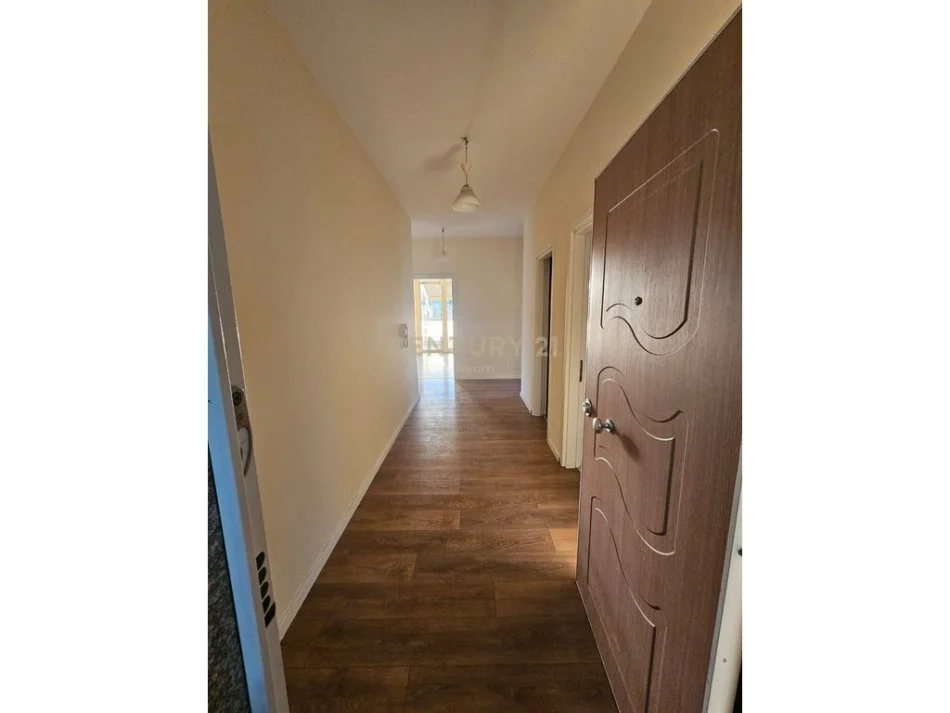 Tirane, jepet me qera apartament 3+1+Ballkon Kati 1, 166 m² 1.300 € (Neom112199)