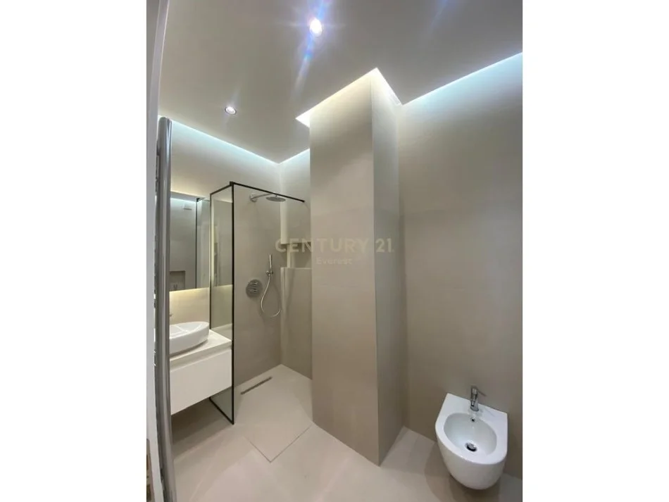 Tirane, shes apartament 2+1 , 107 m² 285.000 € (Pazari I ri)