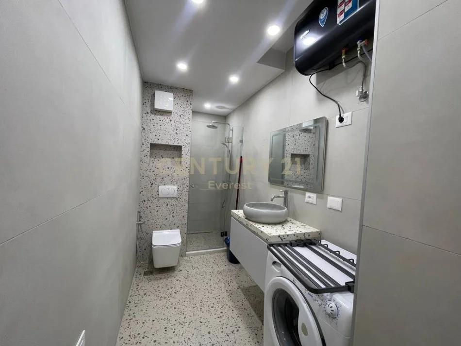 Tirane, jepet me qera apartament 1+1 Kati 7, 95 m² 1.000 € 