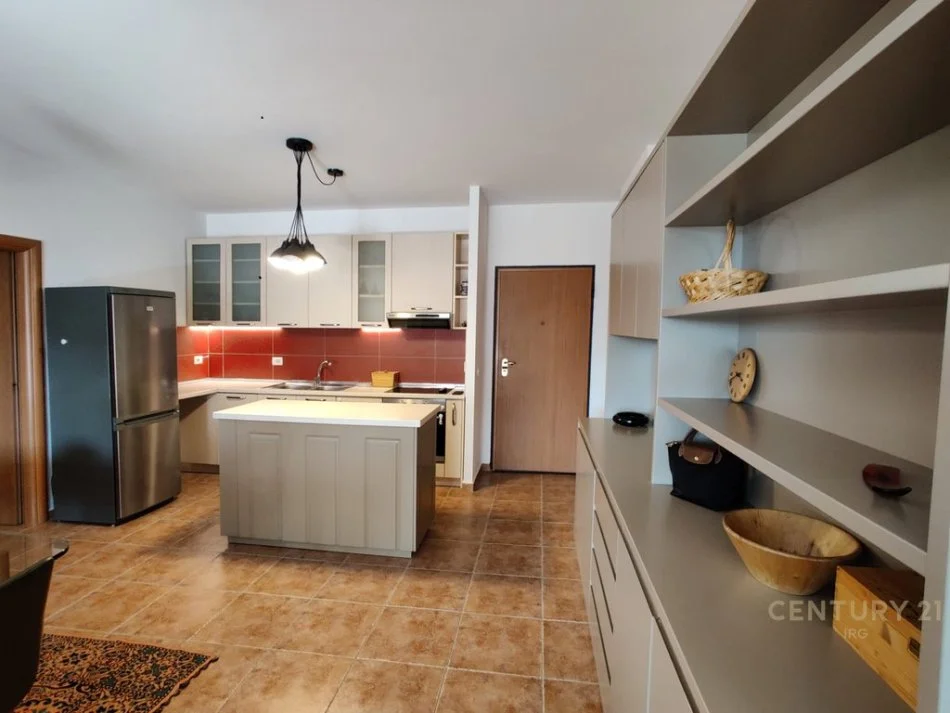 Tirane, jepet me qera apartament 2+1+Ballkon , 116 m² 1.000 € (IRG112221)