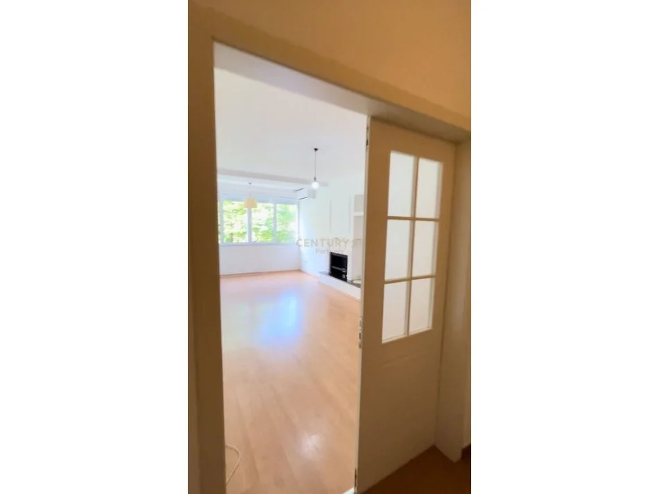 Tirane, jepet me qera zyre Kati 1, 106 m² 800 € (petro nin)