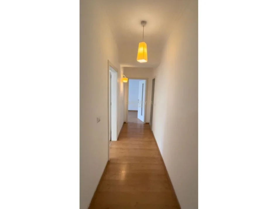 Tirane, jepet me qera zyre Kati 1, 106 m² 800 € (petro nin)