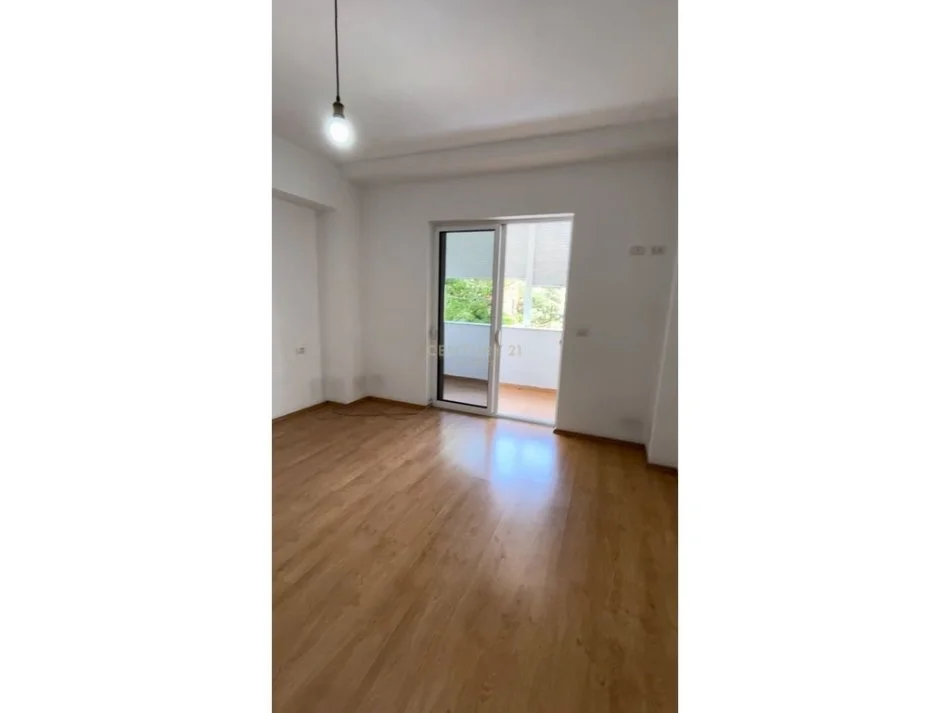 Tirane, jepet me qera zyre Kati 1, 106 m² 800 € (petro nin)