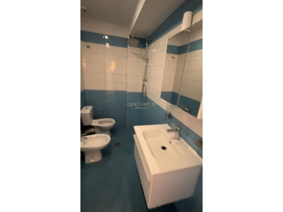 Tirane, jepet me qera zyre Kati 1, 106 m² 800 € (petro nin)