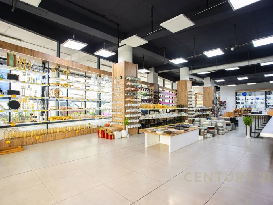 Tirane, shitet dyqan Kati 0, 412 m² 1.600.000 € 