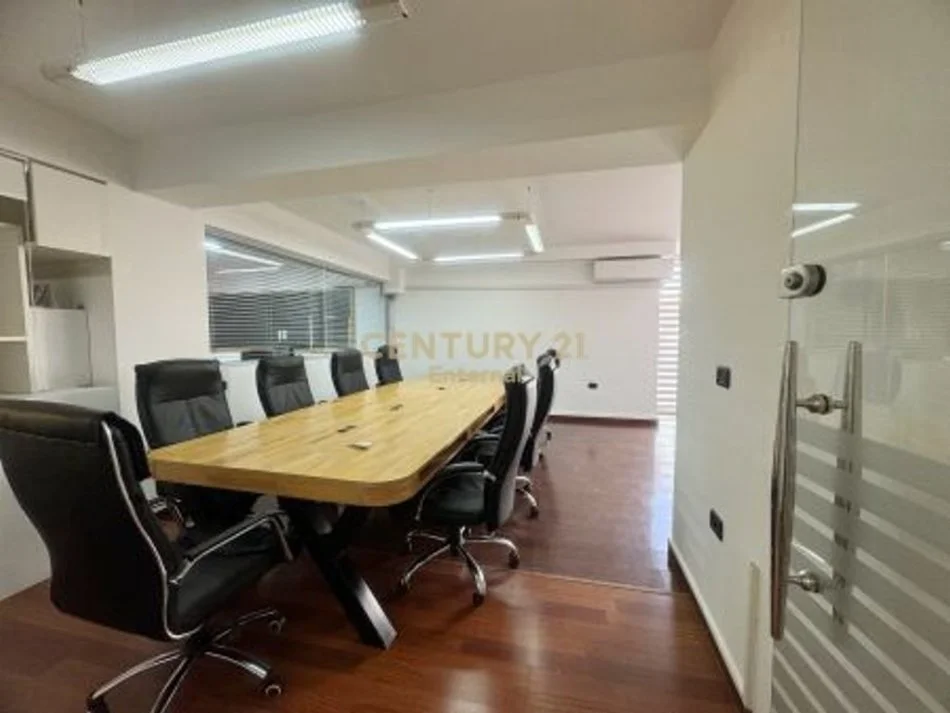 Tirane, jap me qera zyre , 156 m² 2.000 € (Ish Blloku)
