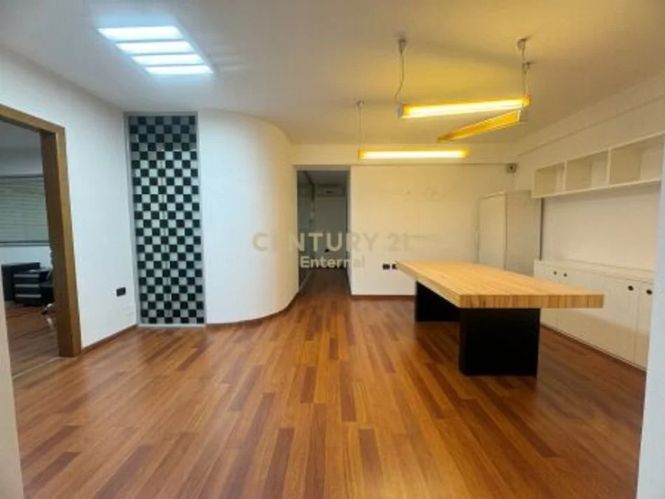 Tirane, jepet me qera zyre Kati 2, 156 m² 2.000 € (bllok)