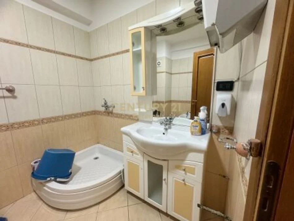 Tirane, jap me qera zyre , 156 m² 2.000 € (Ish Blloku)