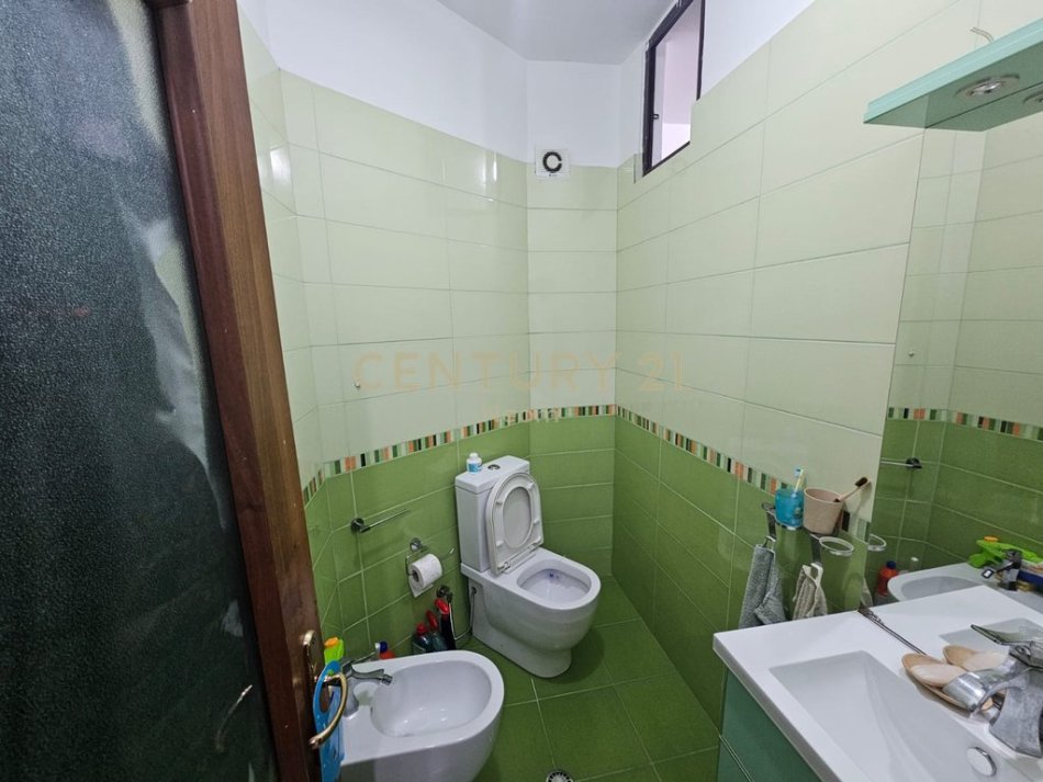Tirane, shes apartament 3+1+2 , 125 m² 350.000 € (Rruga e Kavajës)