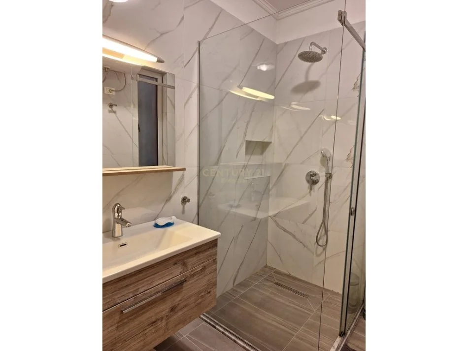 Tirane, jepet me qera apartament 2+1+Ballkon Kati 5, 105 m² 900 € (ENT112220)