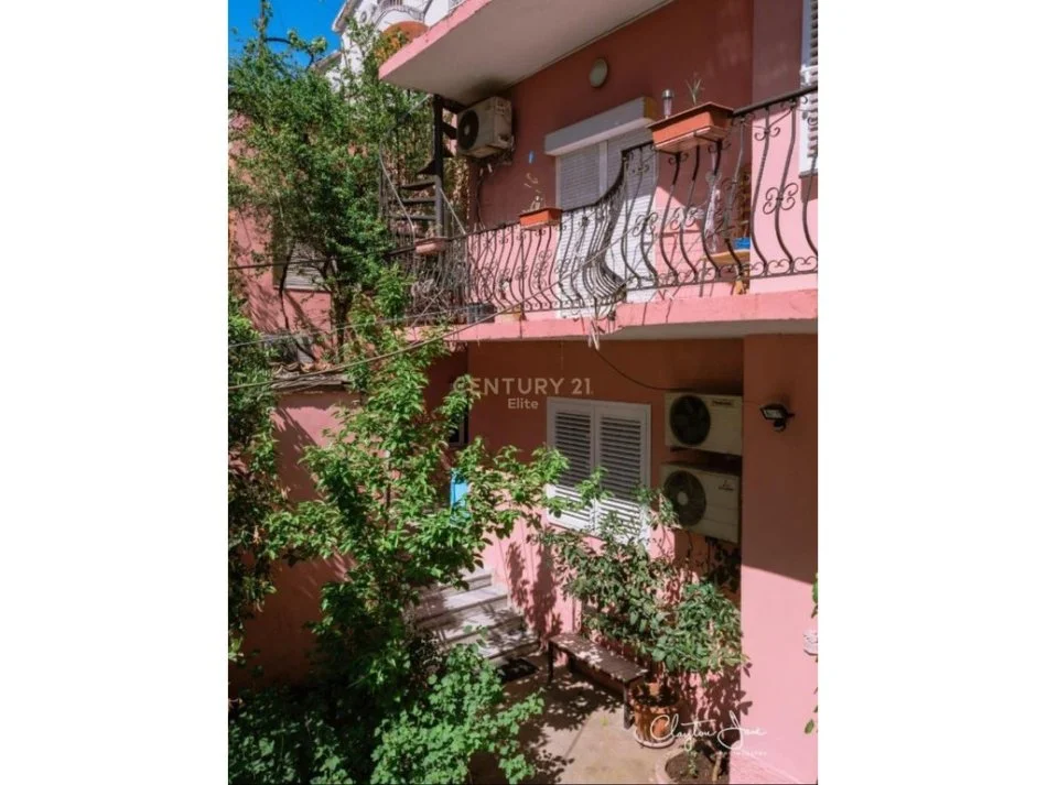 Tirane, jepet me qera apartament duplex Dublex Kati 1, 100 m² 1.300 € 