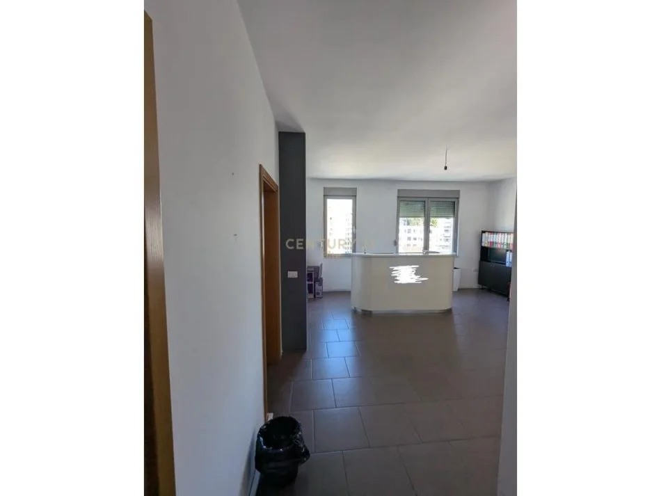 Tirane, jepet me qera apartament 2+1 Kati 7, 98 m² 800 € 